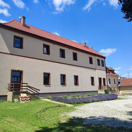JičínZamecek Cerov公寓 外观 照片