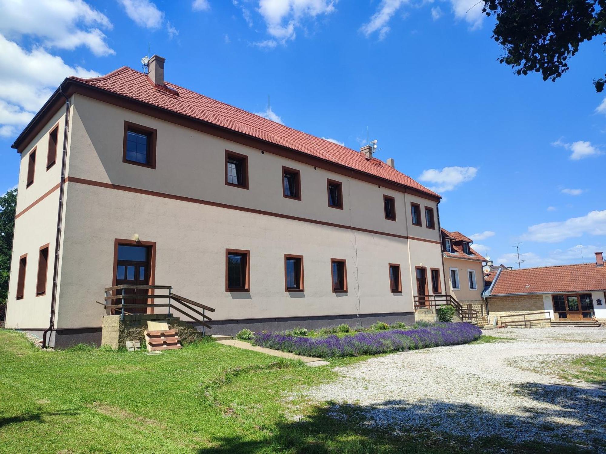 JičínZamecek Cerov公寓 外观 照片