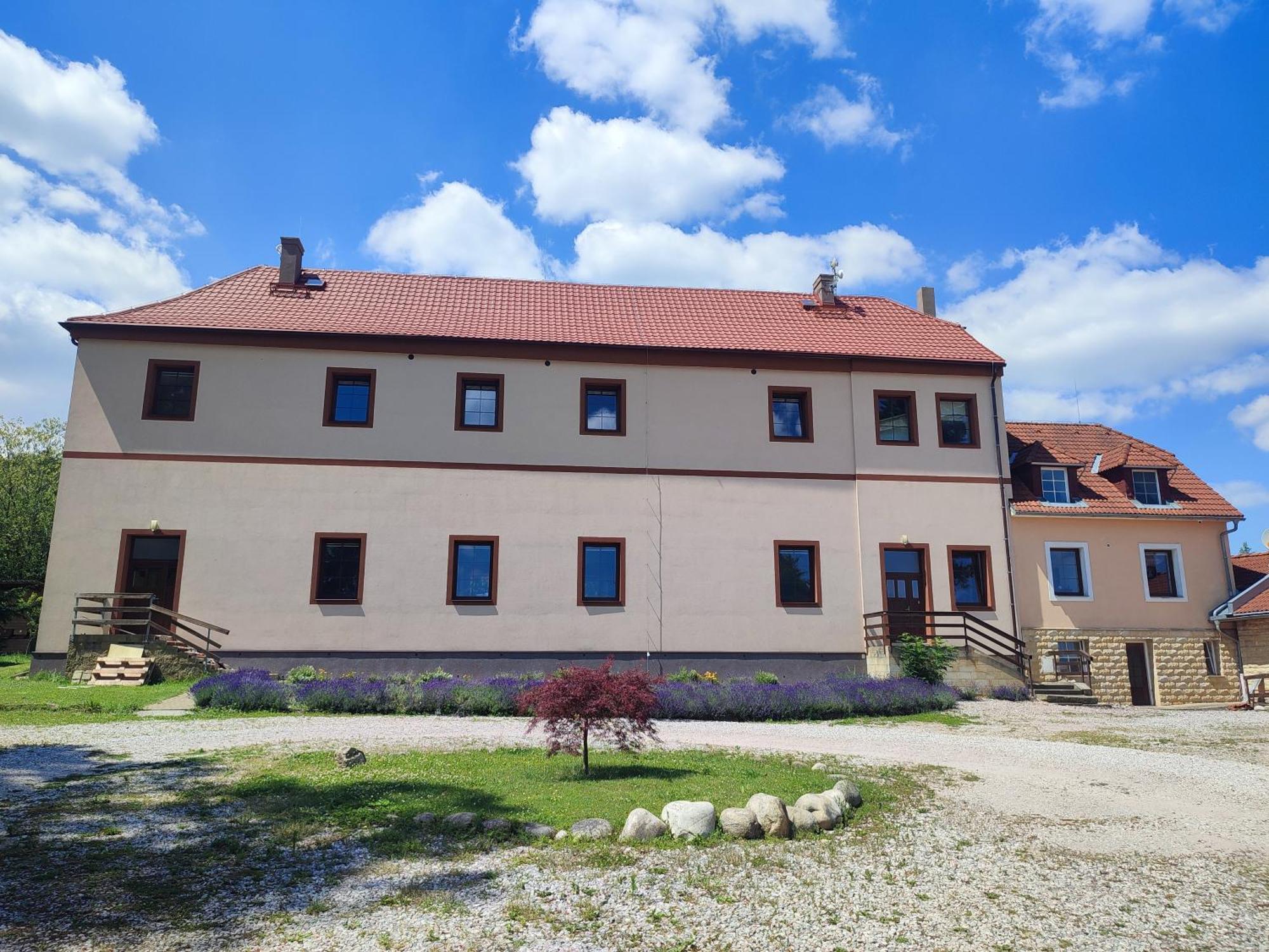JičínZamecek Cerov公寓 外观 照片