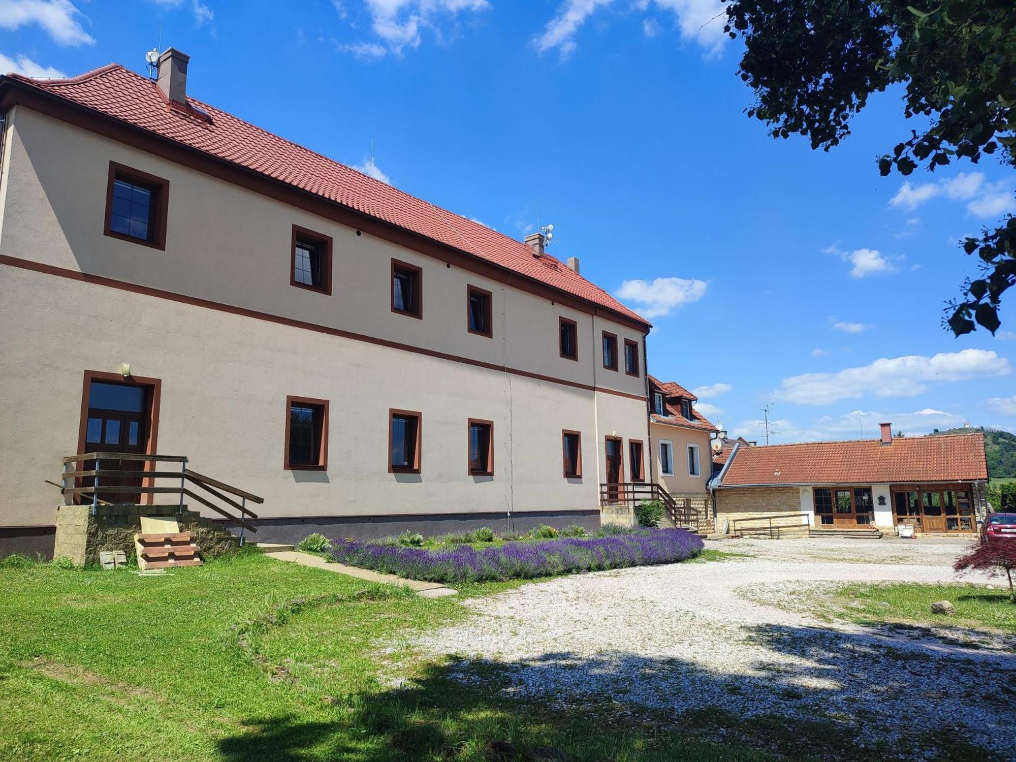 JičínZamecek Cerov公寓 外观 照片