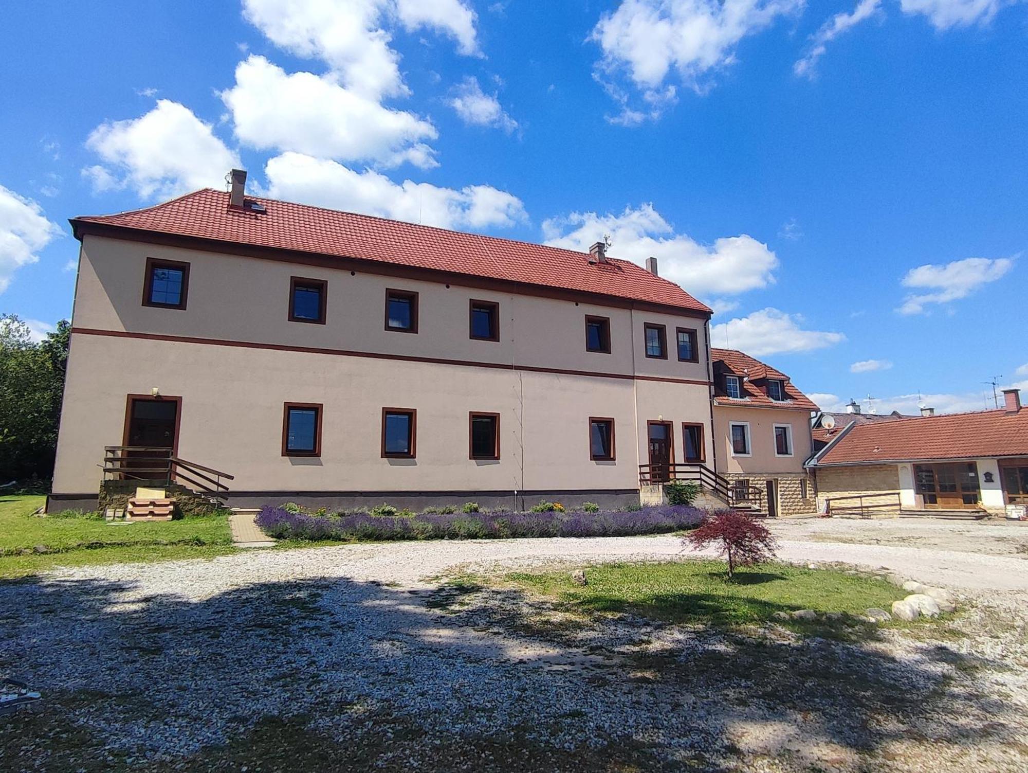 JičínZamecek Cerov公寓 外观 照片